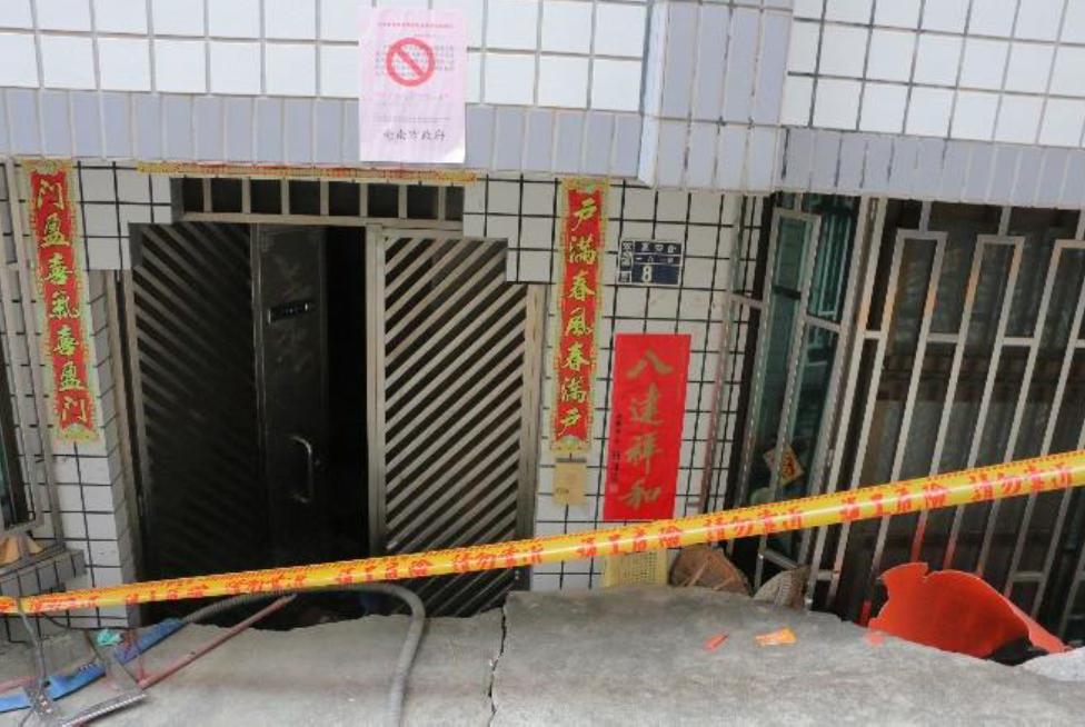 臺南市安南區溪頂里惠安街民宅沉陷嚴重，落差約1.5公尺高，被列為紅單。(根據中央地質調查所, 2016)